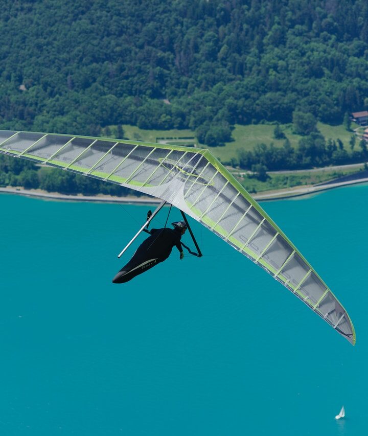 Hang gliding vs. skydiving - What are the Pros and Cons?