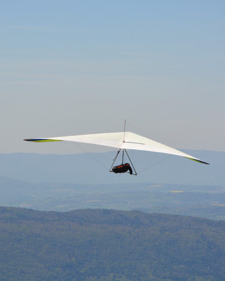 What is safer, hang gliding or paragliding?
